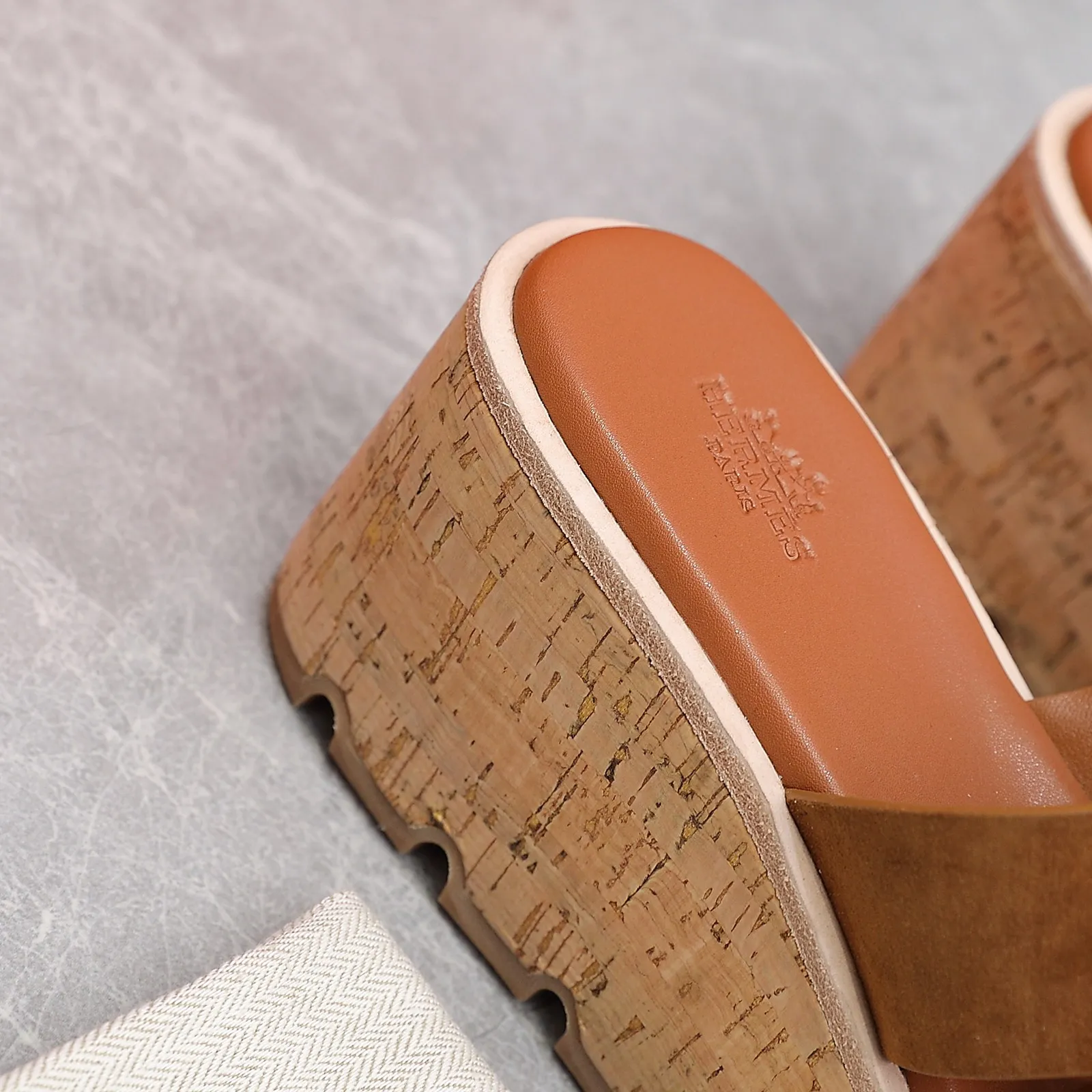 👟👟Ex-factory price 560👟👟 💥2024💥Hermès will continue the classic in 2022 Hermès Wood Grain Wedge H Slippers Hermès’ wedge sandals are the simplest, most durable and elegant I have ever seen! ! ! You can hold any style, the height of the 6cm wedge heel is easy to control, and the colors are all matching. The upper and the feet have her unique style, be sure to buy this one, it is truly classic, easy to wear and look good! Fabric: Imported cowhide, sheepskin lining, sheepskin feet, Italian original leather outsole welt, log water pine wrapped water table, rubber non-slip original outsole Color: 11 colors Code number: 35-40 Full set of original packaging